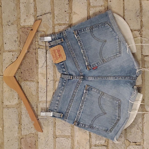Levi's Jean Shorts. High-waisted. Denim Cut-off Shorts. Size 27. - Picture 4 of 5